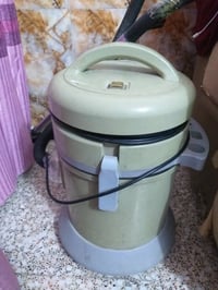 مكنسة كهربائية • للبيع