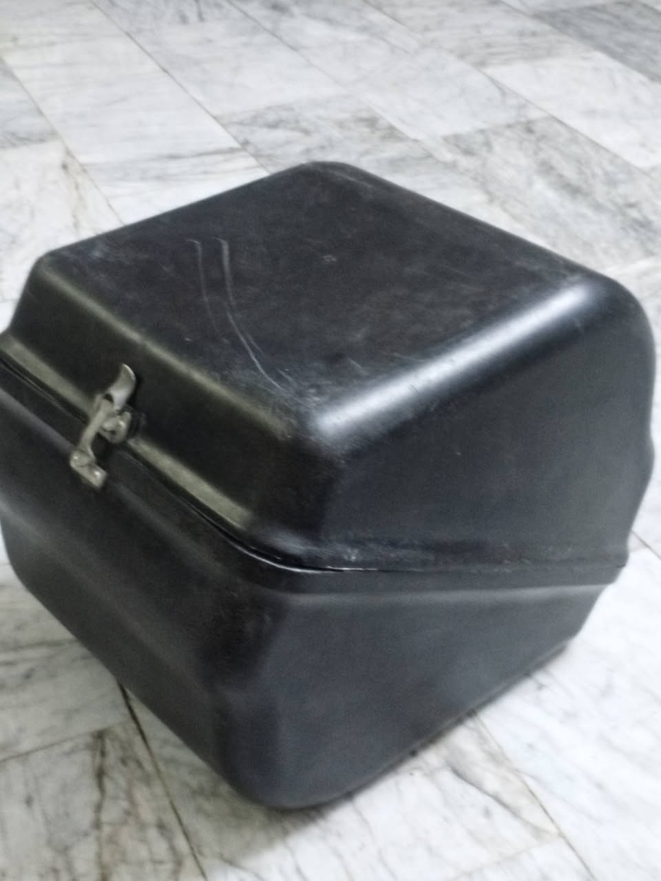 صندوك دلفري ابلاستك اصلي ثقيل اسود كلش قوي سعره 30 الف اني مشتري 90 مكاني بغداد العبيدي 
***********
