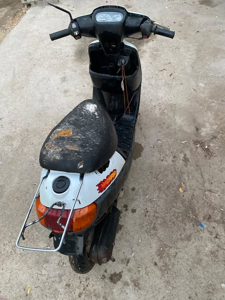 دراجة للبيع، نوع بطّة 🛵
📍بغداد كاظميه 
سرعتها 60، والسعر 200 ألف وبيها مجال.

تشتغل هندل، بيها بس الشاصي طاك وملحوم.

كهربائياتها شغّالة، وتايراتها زينة.

الشراي يراسلني خاص  على الرقم: ***********
