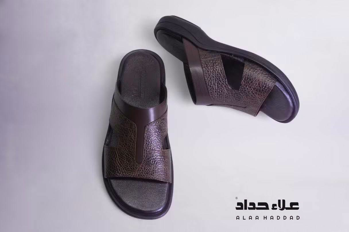 ⁨ ⁨ 🇮🇶   صنع في العراق 
شحاطة جلد طبيعي من داخل والخارج جلد طبيعي 
⭕ السعر 45,000 الف 
*********** :📞
📍:خانقين _ فلكة اسايش _ مجاور ماركت سناريا

نص مكتوب في الصور:
- علاء حداد
- ALAA HADDAD
