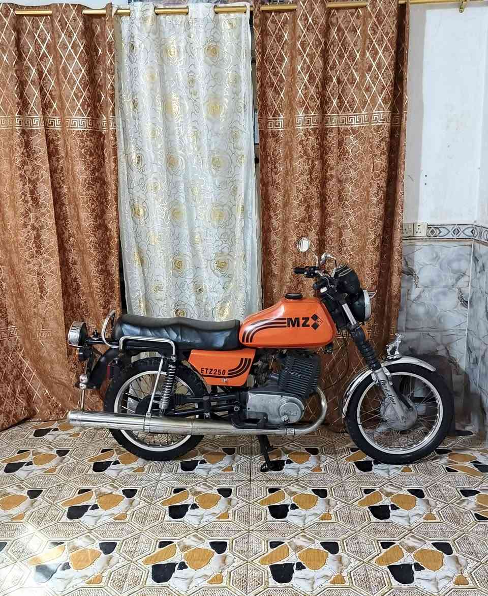 اسلام عليكم MZ للبيع موديل 1982 
دراجه سايس 4 لحيم جوه الكشن كهربائيات كلها شغاله دراجه حلوه وناعمه محرك وكير نصبتها حلوه مكاني ميسان ***********سعر 1250 وبيها مجال
