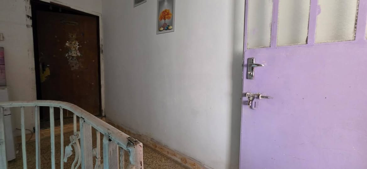 دار للبيع مساحة 60 واقع حال 70 واجهة 5 بناء مسلح نظيف يحتوي على  طرمه واستقبال ومطبخ وخدمات وغرفةنوم طابق ثاني يحتوي على غرفتين وخدمات.    العنوان بغداد الجديدة شارع كراج النعيرية عرض الفرع 7 متر.   البيت فارغ تفتح بيان تستلم البيت.    سعر155 وبي مجال بسيط للاستفسار مراسلة واتساب اوتصال ***********
