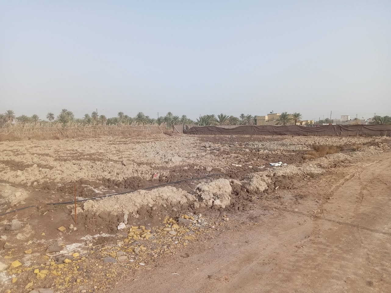 السلام عليكم الف و٨٥٠متر قريبه على الشارع العام طابو اسهم على طريق السفينه خلف ثانويت الواثق طريق السياحي الثاني ام العيش ماء كهرباء متوفر جميع المساحات متوفرء ***********

