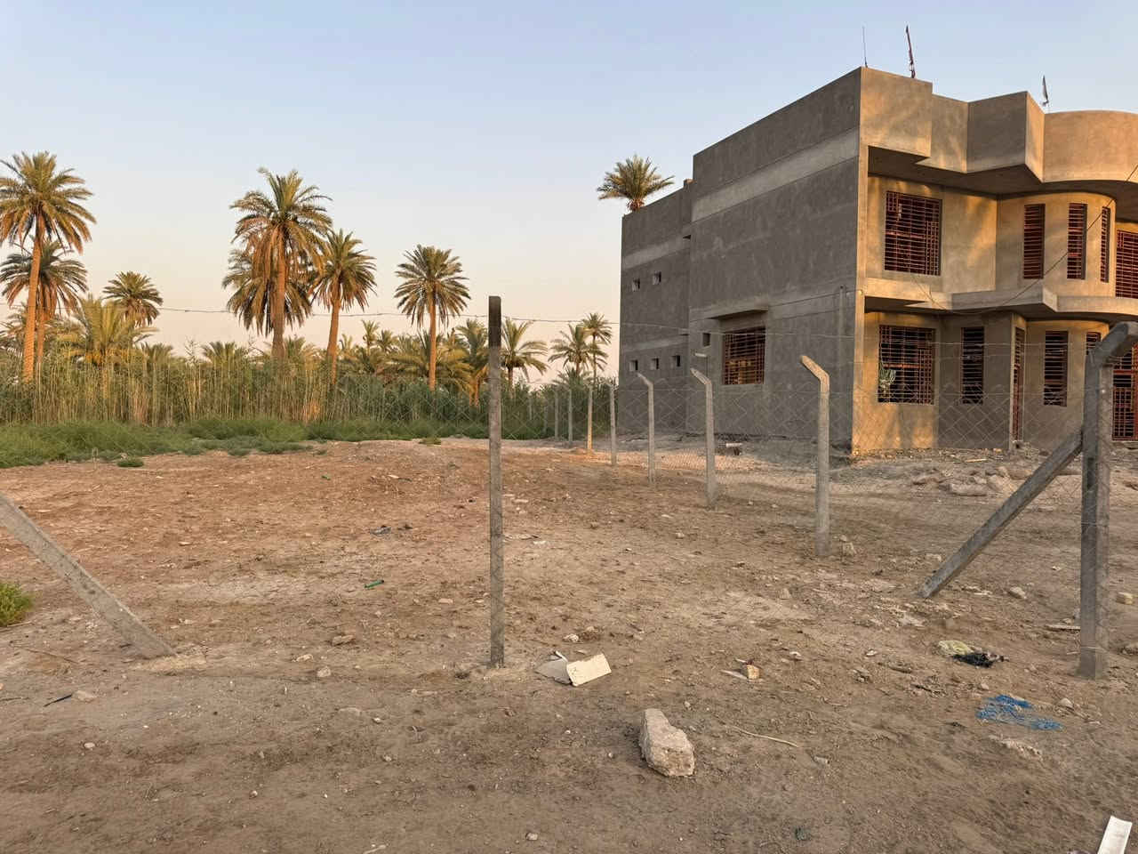 السلام عليكم ارض طابو زارعي سند 25 المساحه 400 متر مسيج خلف دئرات الكهرباء 

كافه الخدمات متوفره وبنص الولايه 
***********
