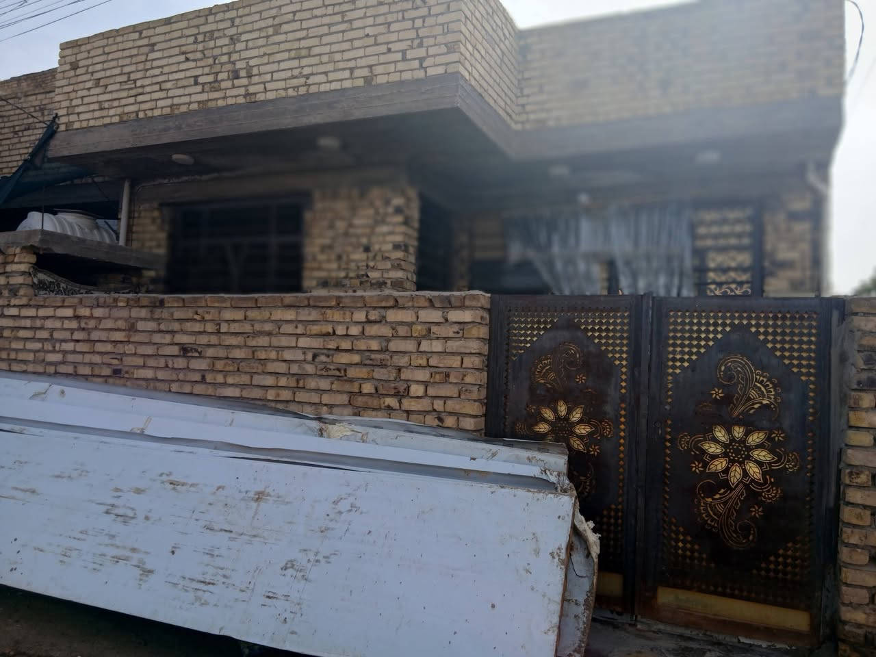 بيت للبيع او مراوس طابو زراعي مساحته 130متر غرفتين وهول واستقبال ومطبخ وحمام  بناء جديد بيه نواقص لبخ وسيراميك كهرباء فول خط مولده ذهبي  سعره 40 بيه مجال قليل هذا رقم صاحب البيت *********** الشراي  يتصل ويدلل
