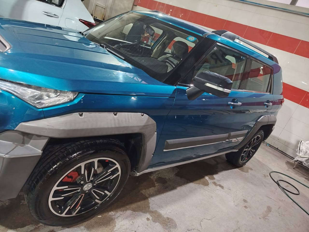 بايك BJ20 موديل 2019 نظيفة السيارة مكانها بغداد 

المواصفات : 

1. محرك 1500 سي سي تيربو بنزين.
2. تشغيل بصمة وبصمة للأبواب مع مثبت سرعة 
3. سقف بانوراما بطول السيارة.

10. نظام إنارة LED من شركة (هلا) الألمانية مع LED نهاري حاجبي.
11. ثلاث وضعيات قيادة: سبورت، ثلج، وعادي.
12. محرك من شركة ميتسوبيشي اليابانية وناقل حركة أوتوماتيكي 6 سرعات من شركة آيسن (Aisin) اليابانية.
13. نظام صوتي من سوني مع 6 سماعات.
14. حساسات أمامية وخلفية مع كاميرة
‏‪***********‬‏
