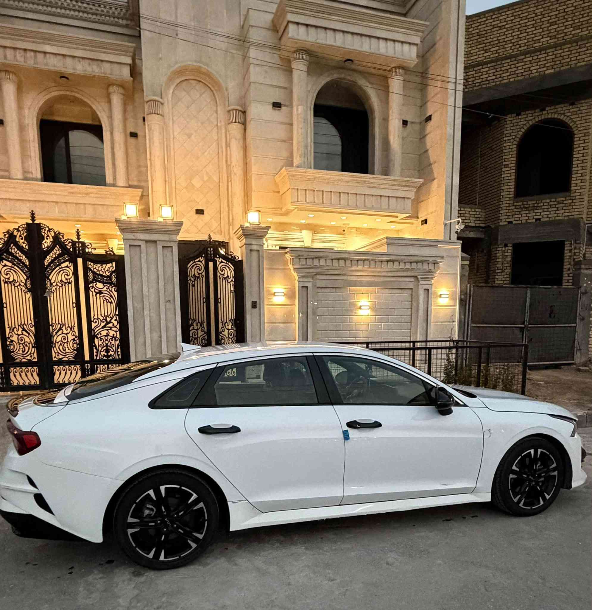 السلام عليكم سياره مناسبه 
كي فايف امريكي موديل 2022 للبيع . 
حره بأسمي 
ماشية 50
محرك 1600 تيربو 
مواصفات السيارة جي تي لاين فول ماعده فتحه .
.
حادث السيارة تبديل قطعة وحدة قبق الجنطة . 
السيارة جاهزة من كلشي . وجديدة .

مكان السيارة الناصرية مركز .

للاستفسار رقم الهاتف . ***********صاحب السياره 
مكلف بالنشر
