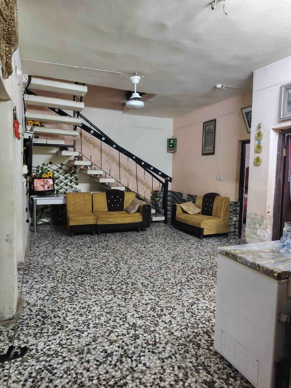دار للبيع مساحه ٢٠٠ متر طابو ملك صرف
يحتوي على ٣ غرف نوم 
طابق الأول 
يحتوي على استقبال مطبخ صاله غرفين نوم صحيات داخلية وخارجية كراج سياره حديقه 
طابق الثاني غرفه نوم وصاله 
بيت نضيف خدمات كامله 
العنوان بغداد المدائن سلمان بأك 
الدار ثاني بيت من شارع ٢٠ متر عرض 
منطقه بريجان بلوك الأول قريب ع سوق المدائن سلمان المحمدي ع 
الاستفسار صاحب الدار 
***********
