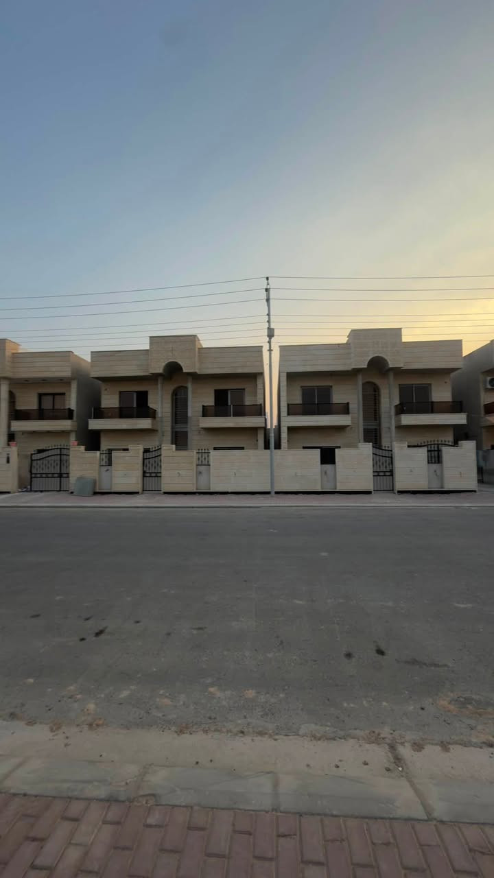 السلام عليكم
ڤلا للبيع في مجمع السلطان السكني 

مساحة دار 300 متر 12*25

مكون الدار من 5 غرف نوم 

صالة+ استقبال 

مطبخ حار + بارد 

حديقة + كراج 

مناور + 4 مجموعه صحية 

دار صفر جاهز للسكن 

مقابل حديقة 

 مقابل الشارع العام 

للاستفسار اكثر مراجعة مكتب عقارات و مقاولات السردام او الاتصال 

***********

***********
