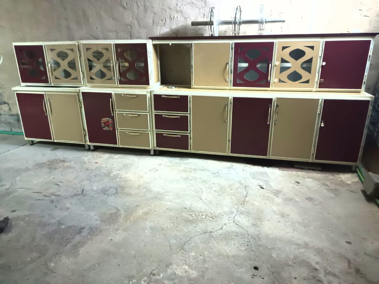 عندي كاونتر6قطع قطعتين مترين ونص وقطعتين متر وسنك متر و10 اللبيع مكاني بغداد أبو دشير ***********
