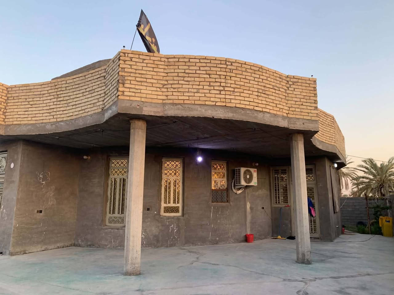 بسم الله ماشاء الله  
قطعة أرض مساحه 900 متر مع بيت كامل بمساحه 200 متر في السلامياات 
جنس الأرض سند 117 
يتوفر كافة الخدمات ماء وكهرباء وخط ذهبي 
يبعد عن المدرسة 200 متر 
باقي التفاصيل ***********
