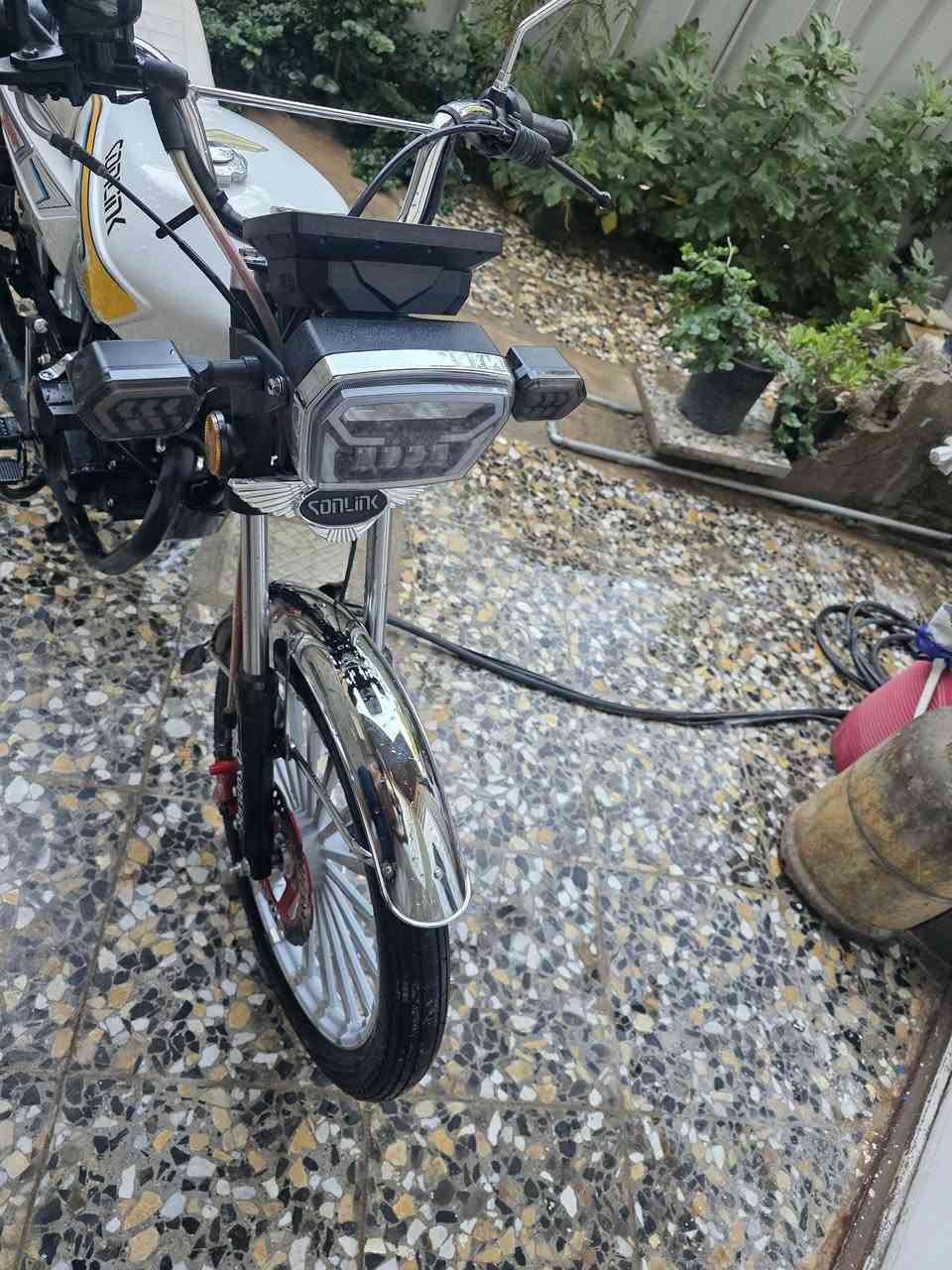 سلام عليكم دراجة 🚲 سونك 25زيرو ماشية 700بس مابيهة اي نقص كلة شغال محرك 200 ضاغطة وزنجيب سعر مليون و50 بيهة مجال قليل مكاني الحسينية راشدية ***********
