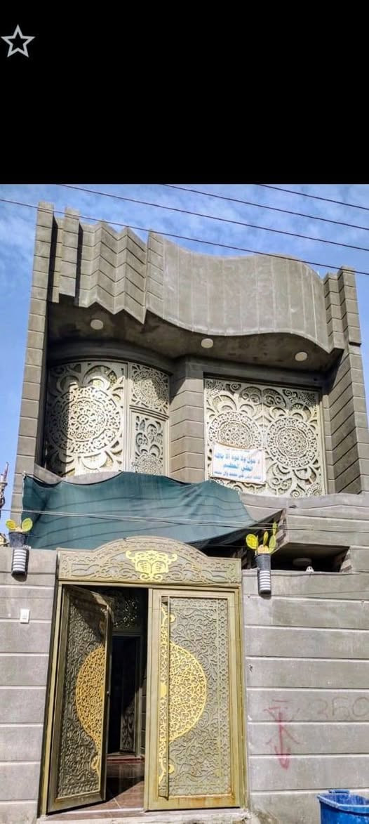 بيت للبيع طابو صرف في ناحيه العكيكه داخل الحي العسكري  على  شارع الرئيسي قريب من شارع العام. قرب مدرسة الافق الاهليه 
مساحه البيت 120
طابقين/ الطابق الاول: غرفه صاله مطبخ ديوانبه  صحيات داخله وخارجه 
الطابق الثاني: غرف 2  ٫صاله ٫صحيات. 
(نوع البناء طابوك كونكريت )
البناء حديث موصفات عاليه 
كما في الصور 
ملاحظه للتفاصيل اكثر مراجعه (مكتب ازهر للعقار )
 ه‍ـ/***********
