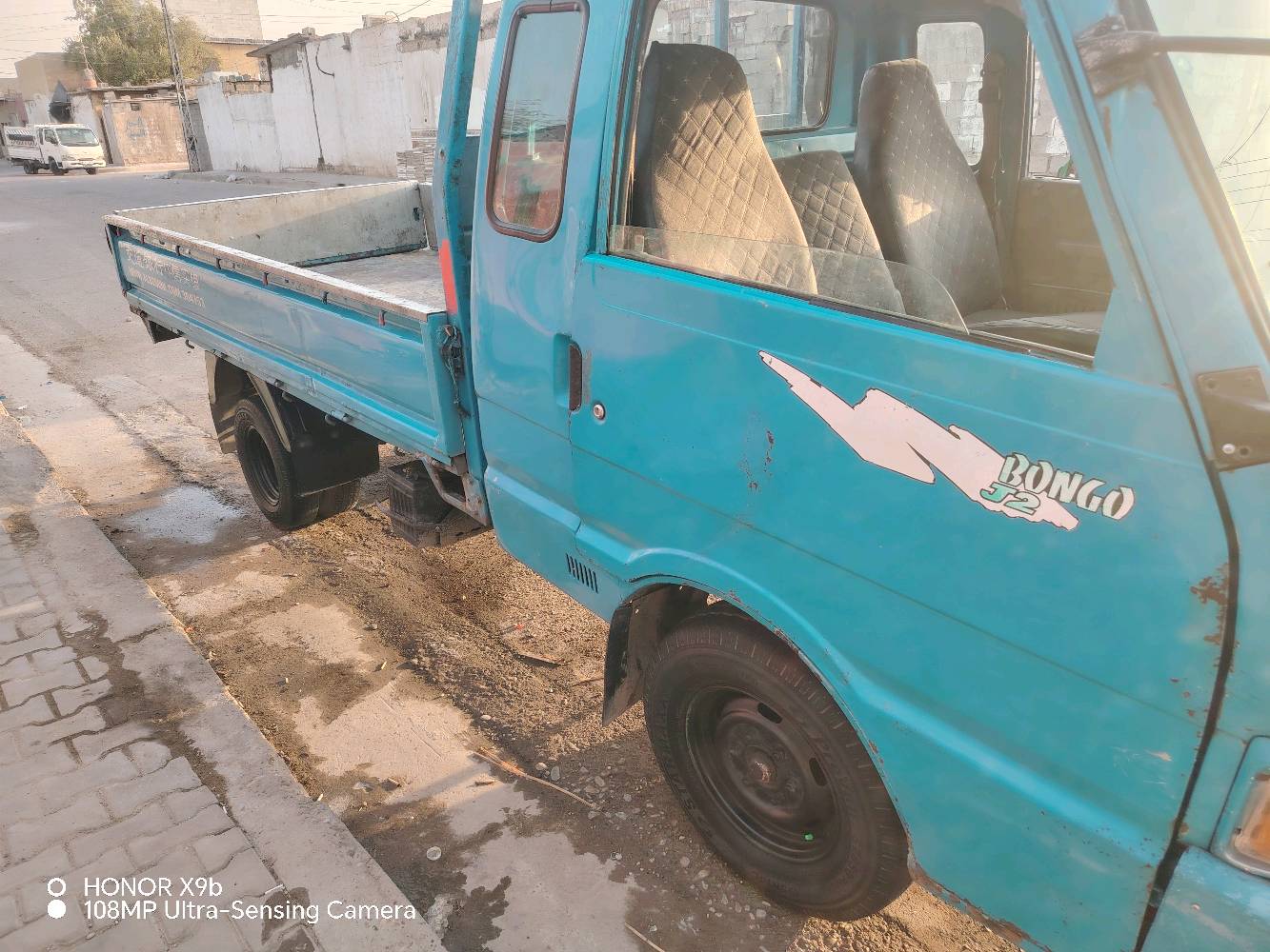 سلام عليكم كيا حمل موديل 96مكينه كير واكسن وشاصي مكفولات مكينه لا تبخير ولا 
 تنقيص تحويل ثاني يوم رقم الشاصي مبين تخم تاير كهربائيات كله شغاله سياره خير من الله احلا من الصور تجي وتشوف بعينك سعره 60 وبيه مجال متواجد خاص
ممكن تذكرلي مكان السيارة وين بالضبط؟ (أي محافظة/منطقة) حتى المشتري يعرف وين يراجع؟: 
بغداد المعامل 
شنو سعة المكينه أو نوعها بالضبط؟ وإذا أكو رقم الشاصي/الموديل الكامل أو فئة البونكو تكتبه؟: 
مكينه 3 الاف 
السنوية/الأوراق شلونها؟ موجودة ولـ أي سنة، والتحويل فعلاً جاهز من هسه لو يحتاج شي؟: 
تحويل مباشر