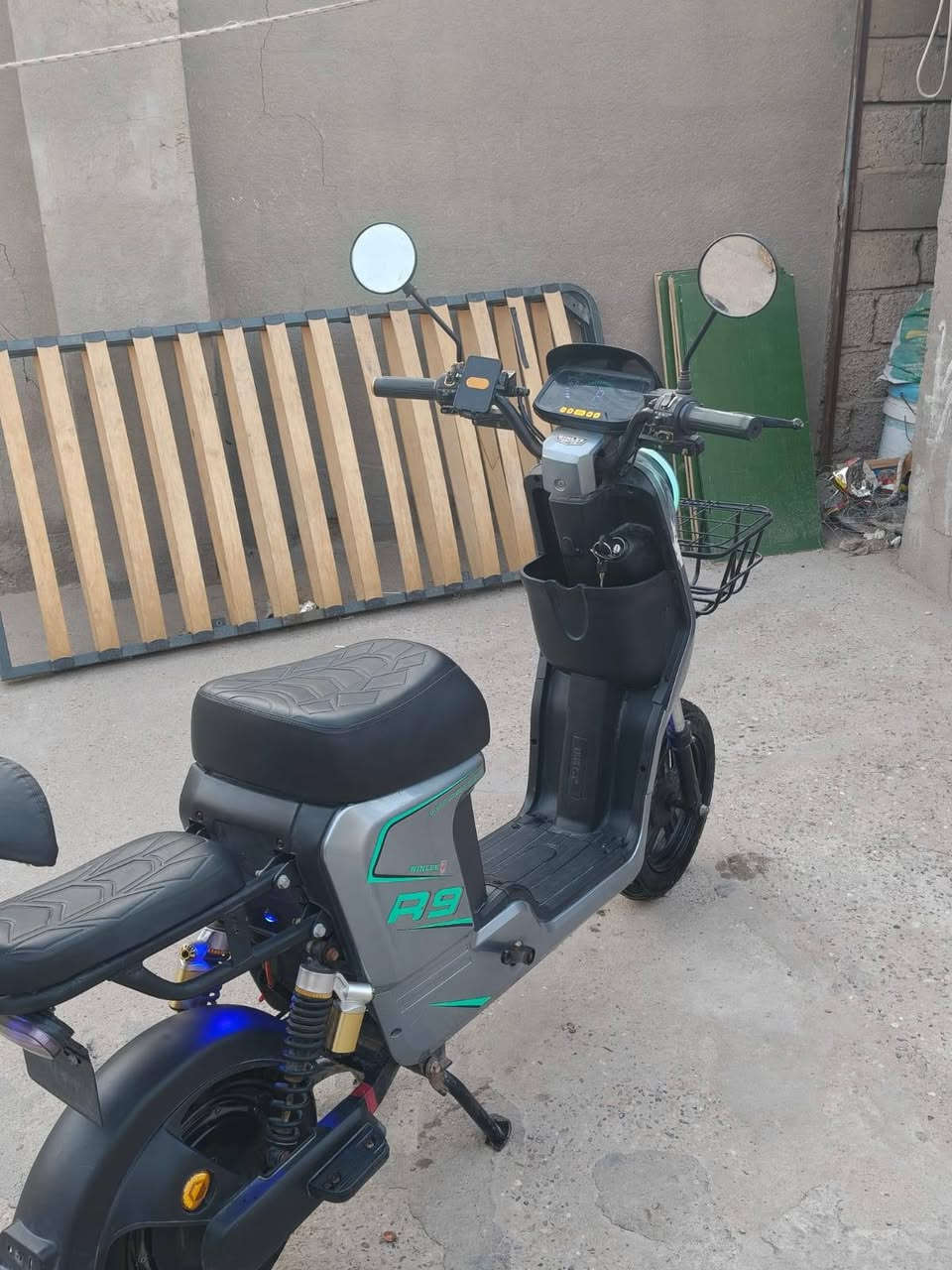 دراجه شحن ار R9 للبيع مستخدمه شهرين ونص اي شيء ما مبدل بيها سعر 475بيها مجال العنوان البصره في قبله***********
