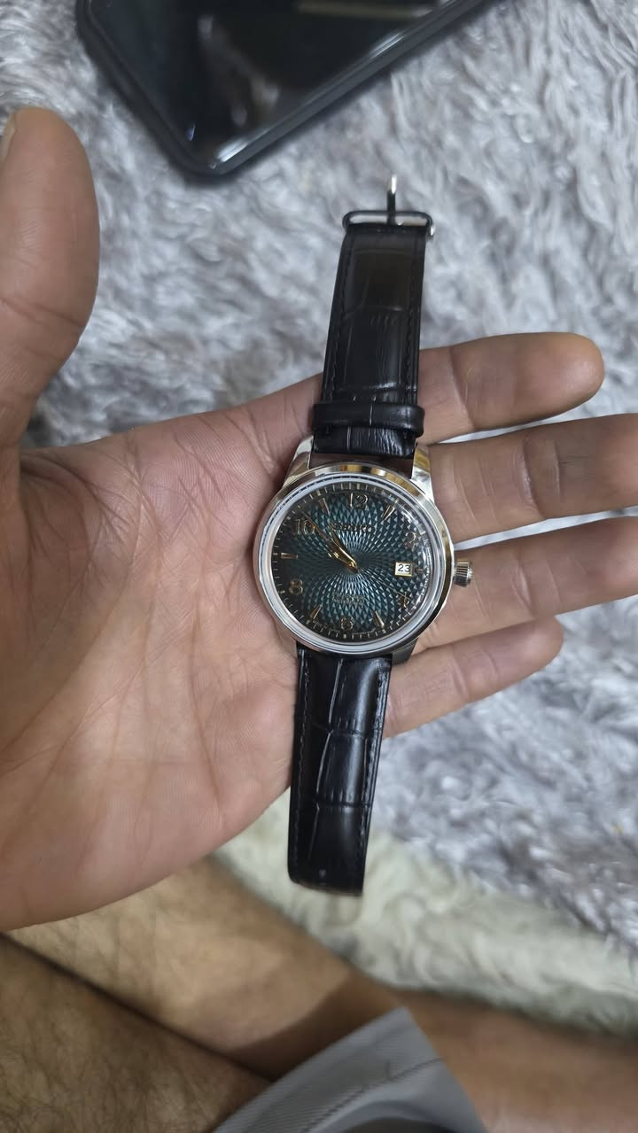 ✨ ساعة Seiko Presage أوتوماتيكية فاخرة - دقة وصناعة يابانية عريقة ✨
​للبيع ساعة SEIKO الأصلية بتصميم كلاسيكي ساحر يجمع بين الفخامة والتميز، مناسبة لعشاق الساعات الفاخرة وللمناسبات الخاصة.
​📌 أبرز المواصفات والتفاصيل:
​الماركة: Seiko (سيكو).
​السلسلة: Presage (بريساج الأصلية).
​المينا (القرص): باللون الأخضر الملكي الفريد مع نقشة تعكس الضوء بشكل ساحر، ومؤشرات وأرقام ذهبية بارزة مع نافذة لتاريخ اليوم عند موضع الساعة 3.
​الماكينة: حركة أوتوماتيكية آلية (Automatic - 4R35) أصلية، مع غطاء خلفي شفاف يظهر تفاصيل التروس والماكينة الفضية بدقة عالية.
​السوار: جلد طبيعي فاخر باللون الأسود، مريح جداً وعالي الجودة.
​الملحقات: تأتي كاملة مع العلبة الأصلية الفاخرة للعلامة التجارية.
​الحالة: بحالة ممتازة جداً، نظيفة وخالية من العيوب وبأعلى جودة للتفاصيل.
ملاحظه: جديد غير مستخدم
📍 الموقع/التوصيل: [النجف الاشرف]
📞 للطلب أو الاستفسار: يرجى التواصل عبر الرسائل الخاصة أو الرقم: [***********]
