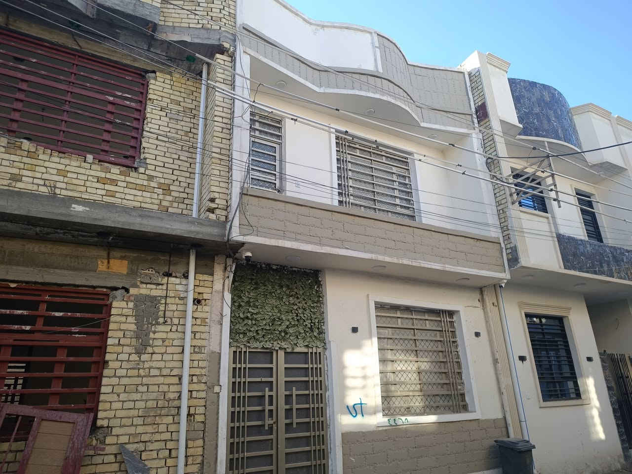 سلام عليكم تحيه طيبه ☺️ بيت للبيع بناء 2025 في الطي زنجيل صاير على واجهتين الواجه 5 النزال 13 متره مساحه البيت 65 متره كل تفاصيل الفديووو بس الغرف الفوك بيهن بلكون كل غرفه 
نزال سليم فرع سواق سلوان العامري رقم هاتف واتساب او خاص مازنجر سعر ***********
