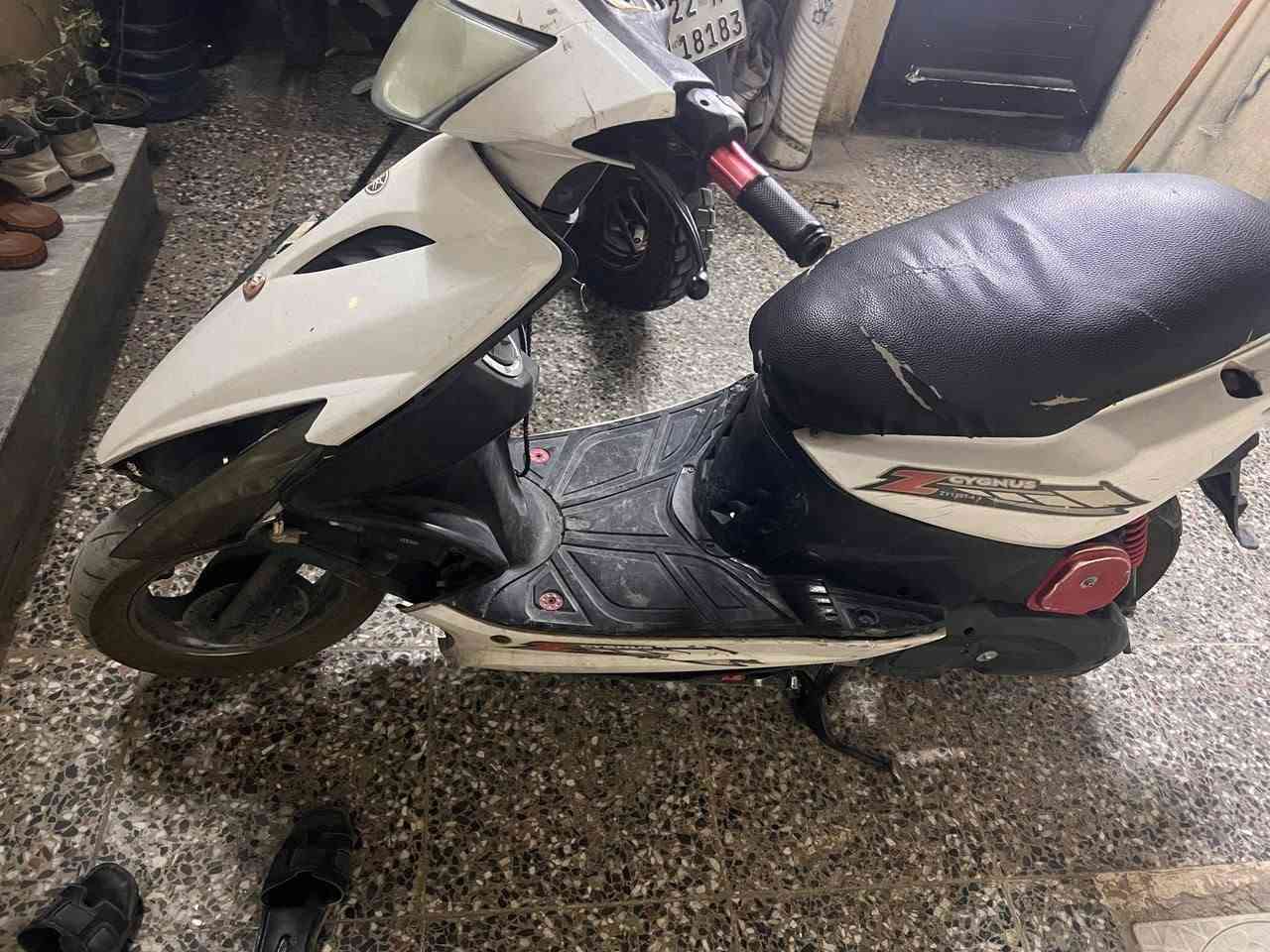 السلام عليكم دراجة لبيع شغاله كلشي ما بيها من مكينه نوزل كلجات بانزين كله محسن تخبل بس كفرات تعبانه تحتاج تبدل كفراتها سعرها 350 قفلها متواجد واتساب*********** مكاني بغداد الامين الثانيه
