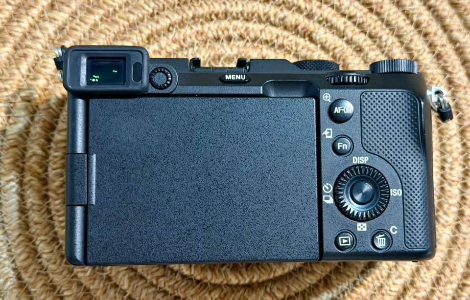 📸 للبيع Sony A7C Full-Frame + عدسة 50mm
فرصة للمصورين وصنّاع المحتوى 🎥📷
كاميرا Sony A7C Full-Frame بحالة ممتازة جداً، استخدام نظيف ومحافظ عليها.

🔥 المواصفات:

• Full-Frame CMOS Sensor
• دقة 24.2MP
• تصوير فيديو 4K حتى 30fps
• تصوير Slow Motion حتى 120fps – Full HD
• نظام تركيز سريع ودقيق Fast Hybrid AF
• تتبع العين والوجه
• تثبيت صورة داخلي 5-Axis IBIS
• ISO من 100 إلى 51200
• شاشة لمس متحركة بالكامل Fully Articulating Touchscreen
• منظار إلكتروني EVF
• Wi-Fi + Bluetooth
• وزن خفيف وتصميم عملي جداً للتصوير الخارجي والسفر

🔭 العدسة:

Sony 50mm — ممتازة للبورتريه، المقابلات، التصوير السينمائي وصناعة المحتوى.

🎁 الملحقات:

✅ ترايبود
✅ حماية / Gelatin
✅ الملحقات الأصلية الموجودة مع الكاميرا
✅ كل شيء ظاهر بالصور داخل العرض

✨ الحالة: ممتازة جداً ونظيفة
📍 الموقع: بغداد 

💰 السعر: [مليون ونص]

❌ البيع فقط، لا أبدل.
📩 للجادين فقط، 
***********

كاميرا Full-Frame احترافية بحجم صغير — جاهزة للتصوير مباشرة 🎬
