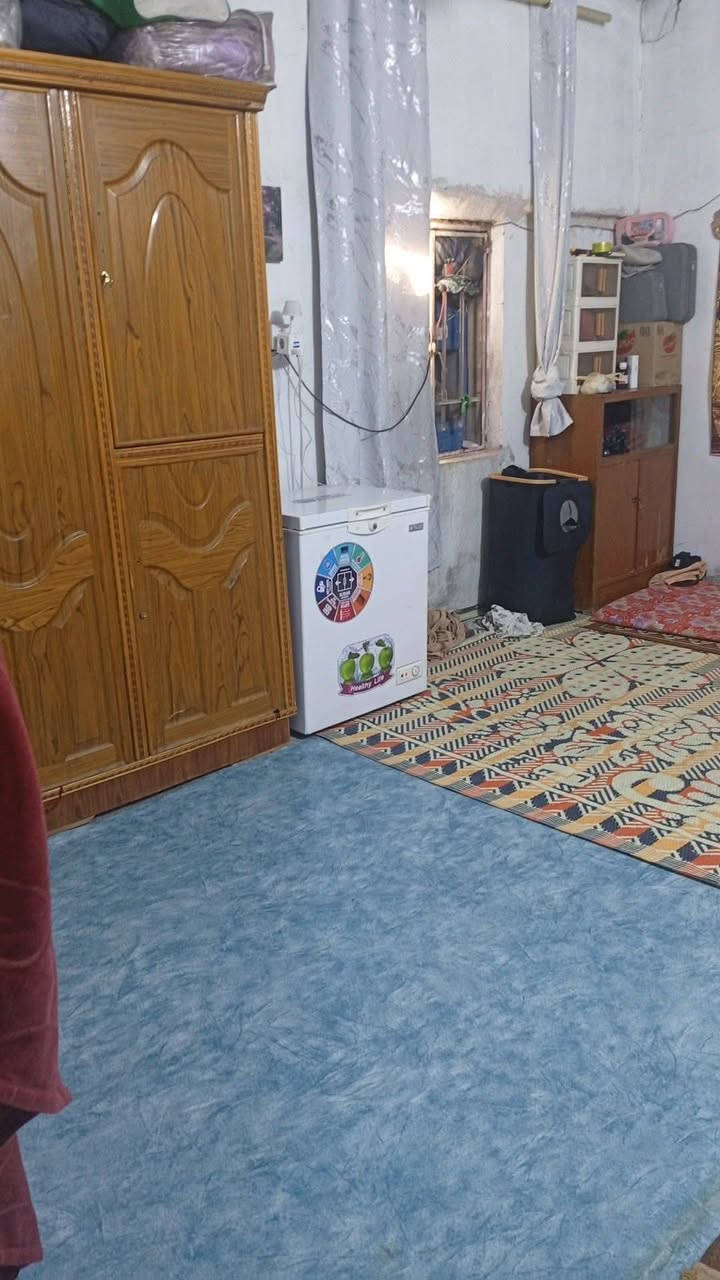 بيت تجاوز للبيع مساحه 250غرفتين وصاله ومطبخ وحمام السقف سندوتج وكراج حديقه العنوان زعفرانيه سعيده قرب حسينية سيد الشهداء منطقه المقلع 16 وهذه رقمي ***********
