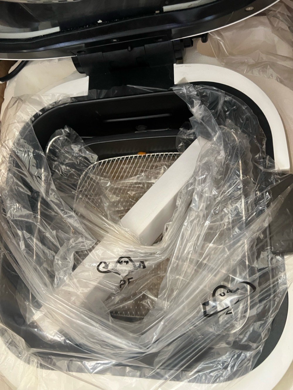 قلاية هوائية بالة جديد ممستعملة 
السعر 80
العنوان بغداد
 قلاية هوائية (Air Fryer) ويا فرن صغير 🍗🍕

يعني تكدرين تستخدمينها لـ:

•  🍟 بطاطا بدون زيت أو بزيت قليل
•  🍗 دجاج وأجنحة
•  🥩 لحم
•  🍕 بيتزا
•  🧁 كيك ومعجنات
•  🔥 شوي وتحميص
•  ♨️ تسخين الأك
***********