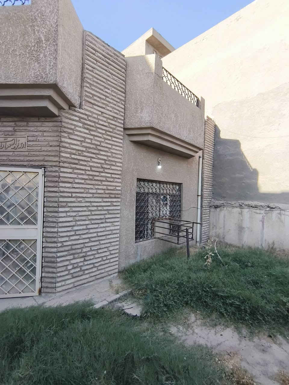 السلام عليكم .... 
🏡 للبيع دار سكنية مميزة – فرصة استثمارية رائعة 🏡
📍 الموقع: الدوره - شارع شرطه أبو طياره.....موقع مميز وشارعه مبلط وقريب عل شارع العام ونظيف ومنطقة هادئة وحلوه ، وموقعه كلش حلو ومناسب للسكن والاستثمار.
📐 المساحة: 100 متر مربع 🏠 الطابق: واحد 📏 الواجهة: 5 متر 📏 النزال: 20 متر 🧱 الحالة: يحتاج إلى ترميم، مع إمكانية بناء غرفتين في الطابق الثاني، مما يوفر فرصة رائعة لتطوير الدار والاستفادة من المساحة.
💰 السعر المطلوب: 240 مليون دينار عراقي. وبيه مجال... 
📞 الرقم : ***********
✨. 🤝 مع خالص التقدير والاحترام.
