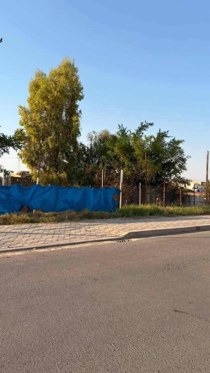 دار قديم يعتبر قطعه ارض للبيع 
موقع مميز  - تكريت - القادسية - حي الضباط - شارع جليل القصاب 
المساحة 420 متر 
واجهة  14 متر 
نزال   30 متر 
شارع 20 متر 
قرب المدارس 
قرب الجامع 
المنطقة تبليط كاملة  
كهرباء  + مجاري  + ارصفه 

مقابل الدار حديقة   

السعر / 370 مليون وبي مجال
الاتصال على الرقم االتالي 
***********
