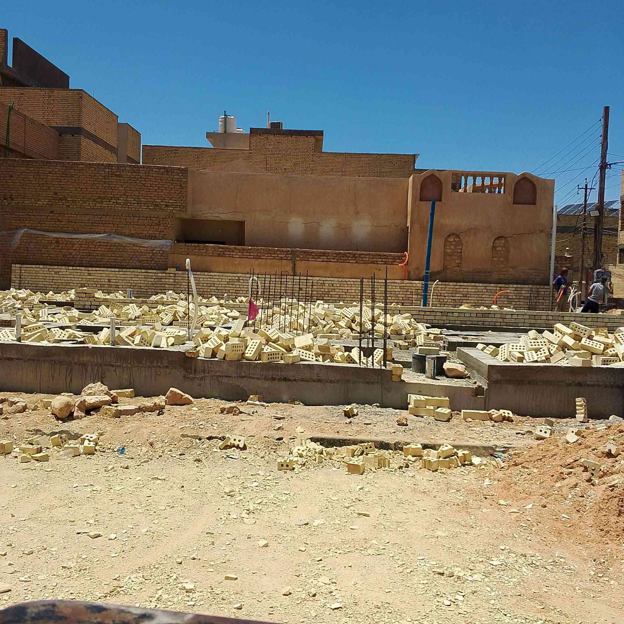السلام عليكم خلفه بناء طابوك بلوك فرمستون متفرغ حالياا
***********
