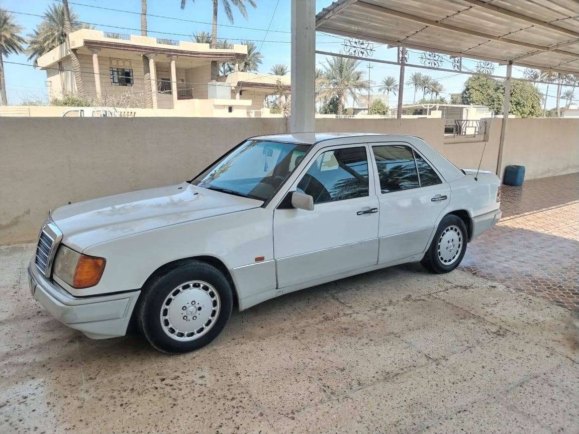 السلام عليكم مارسيدس دب 300 E  موديل ٩١ رقم دولي هزه جديده تحويل مباشر قواعد دبل بلاد كهربائيات كله شغاله اريل كهرباء سنتر لوك تخم تاير جديد حداديه جديده السياره جاهزه السعر ٥٥ المكان سامراء للاستفسار *********** الشراي الحقيقي يراسلني ادزله فديو واتساب
