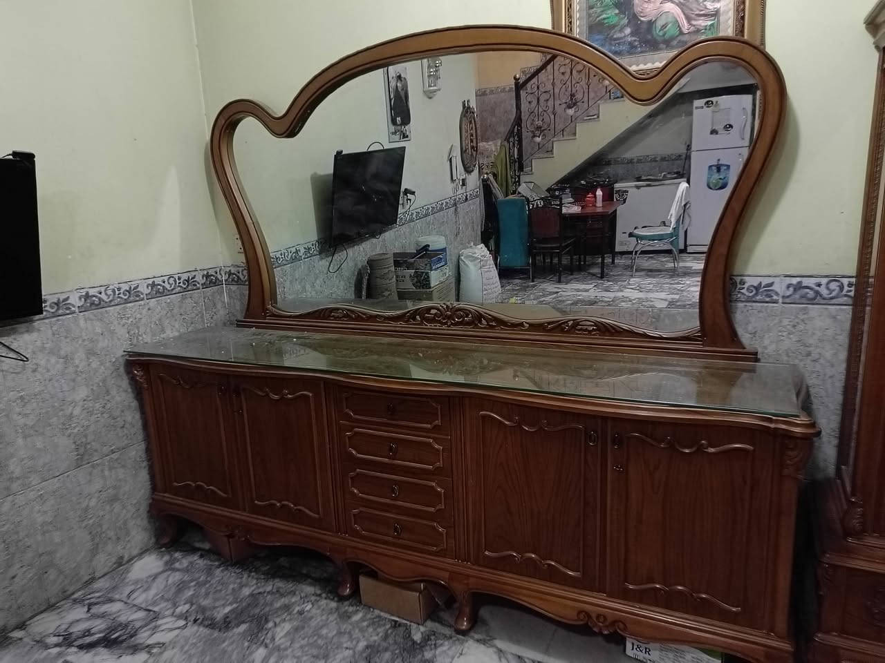 بوفيه ضخم • واجهة زجاجية • مرآة