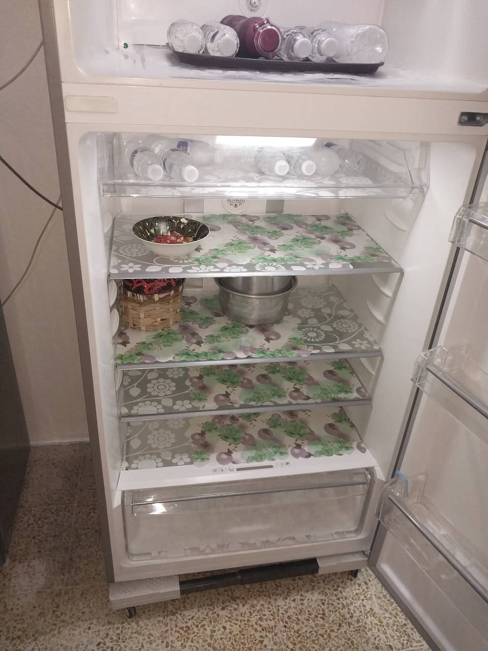ثلاجه بخاخ توربو شرط وضع شركه جديده شرط بس الضمان ضايع منها السعر 450 وبيها مجال العنوان حي القاهره الرقم اتصل يوجد واتساب.***********
