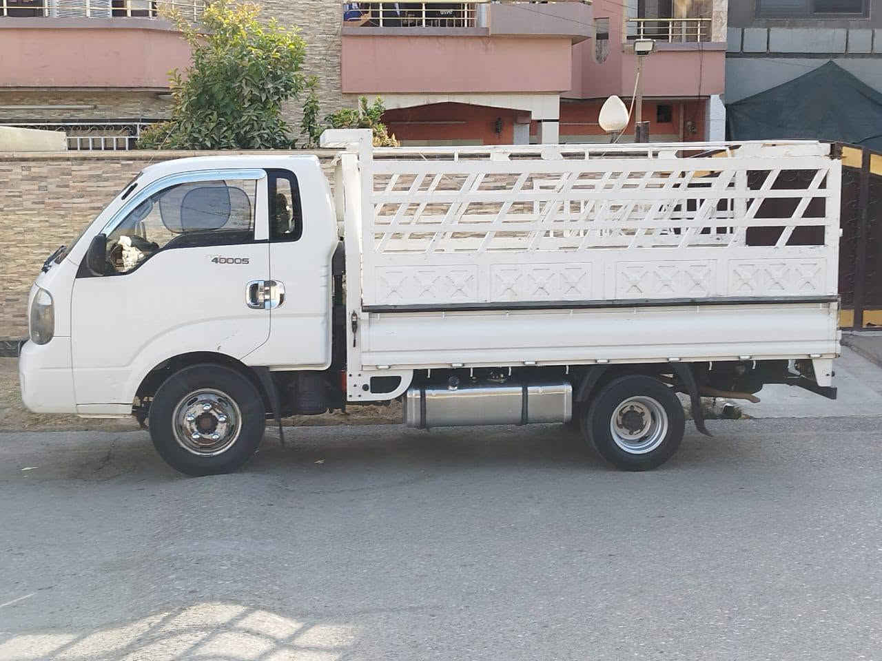 کیا ٤٠٠٠
سەنەوی بەناو خۆمە تاکو ٢٠٣٠ تازەیە
تایەی ١٤
تانکی ١٢٠ لتری
گێڕ مەکینە تەبرید هەموی بەشەرت 
بێ بۆیاغ
نرخی ١٥٠  کرکوک
***********
