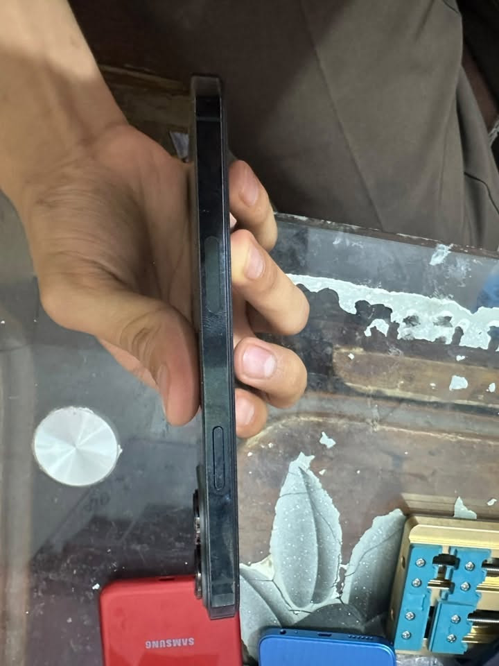 آيفون ١٣برو ماكس الذاكره ٥١٢ بطاريه ٧٥ بلاديه مبدل فقط شاشه اصليه السعر ٥٠٠ ألف للاستفسار ***********
