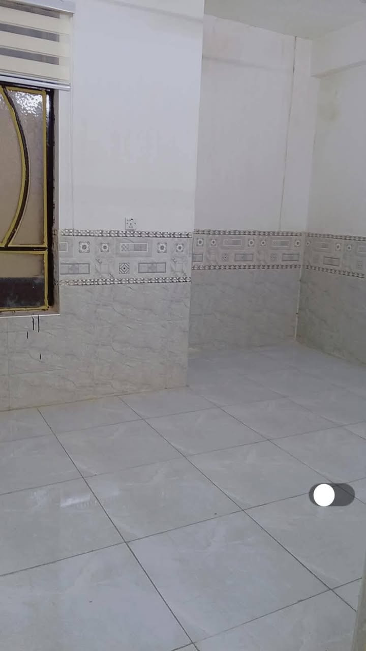 السلام عليكم مشتمل ارضي للايجار نضيف كلش بناء حديث يحتوي على غرفتين نوم وهول وخدمات ب350 قفل مابي اي مجال بابة مشترك مع اهل البيت مكانه نعيرية قرب جامع الصبيح كامل مع واير عوجة عمولة 50الف ليريدة يتصل عل الرقم ***********
