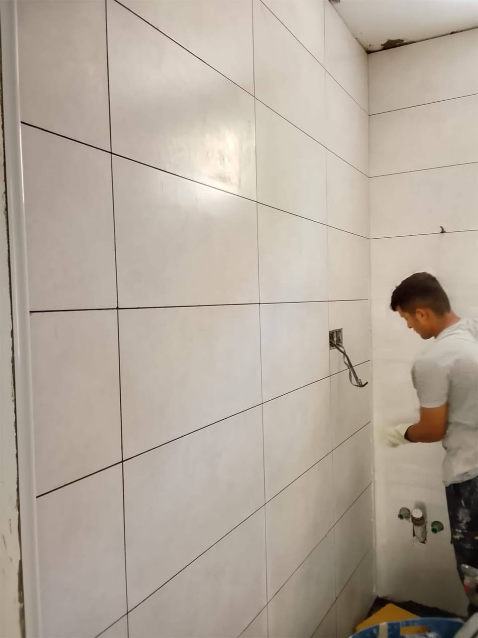 السلام عليكم متفرغ خلفات سيراميك درجه اولى تسليم مهندسين نشتغل سيراميك بورسلين جدران وارضيه مرمر باية ومرايه درج خبره 20 سنه بالعمل نشتغل بغداد فقط التزام بالموعد والعمل *********** متواجد واتساب
