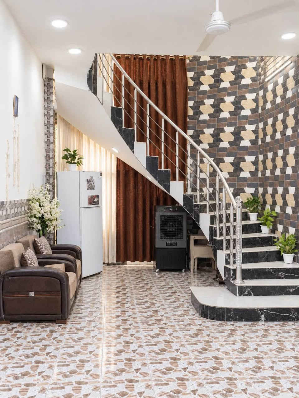 📍 دار سكن طابو صرف حي صباح المحامي (الصادق الاول)
✅ المساحة: 250 متر
✅ طابقين كونكريت 
غرف نوم  5
مجمع صحيات 3
براني 
صالة 2 
مطبخ حار وبارد 
🟩 تبليط خدمات ماء كهراء نت ضوئي 
✅ موقع ممتاز جدا و قريب
✅ واجهة 10 على شارع عريض و النزال 10 متر 
📞 للاستفسار والمشاهدة
مراجعة مكتب عباس ابتيت (حسين للعقار) بشارع سيد يونس مقابيل سعد القطري للعقار 
***********
