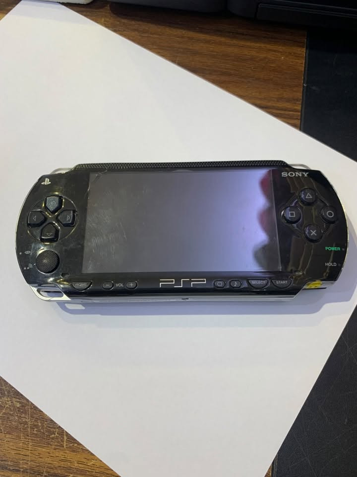 السلام عليكم جهاز psp للبيع نظيف جدا مابي اي مشكلة ولا مصلح القرص يشتغل بي العاب ومهكر وكامل كما موضح في الفيديو للبيع بسعر ٨٥ الف وبي مجال للاستفسار الاتصال على *********** متوفر واتس
