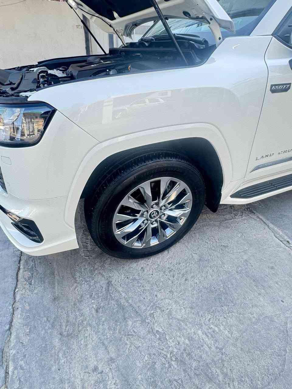 للبيع: تويوتا لاندكروزر GXR موديل 2025 (أخت الزيرو) 🚗✨
:للبيع: تويوتا لاندكروزر GXR موديل 2025 (أخت الزيرو) 🚗✨
المواصفات والتفاصيل:
الموديل: 2025
الفئة: GXR (Twin Turbo) - ليمتد S (مواصفات خليجية)
المسافة المقطوعة: 2,000 كم فقط (بحالة الوكالة)
الضمان: ضمان شركة ساس لمدة 3 سنوات
اللون: خارجي أبيض / داخلي بيج (مقاعد جلد)
أبرز المواصفات:
نظام السلامة والأمان TSS (رادار، تنبيه اصطدام، تحديد مسار)
كاميرات 360 درجة مع كاميرا خلفية
دفلوك ونظام دفع رباعي
تشغيل عن بعد وبصمة دخول ذكي
فتحة سقف، شاشة لمس، أبل كاربلاي، نظام ملاحة (خرائط)
مقاعد تبريد وتدفئة وتحكم كهربائي
إضاءة LED وزينون وحساسات أمامي وخلفي
السعر: 85,500$ (855 ورقة) وبيه مجال مراعاة للطيبين والشراي الجاد
المكان: البصرة - الرباط
متواجد واتساب فقط 
***********
