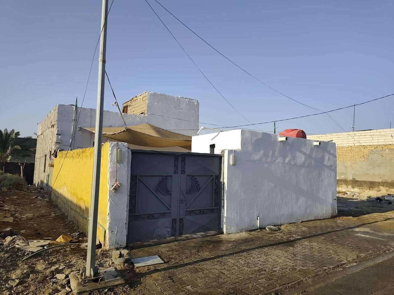 سلام عليكم بيت مساحة 200 متر 10*20 حي الامين بشارع السادة الفؤاديين كافة الخدمات ماء ومجاري وكهرباء وتبليط سعره 40 وبيه مجال 
علما تأسيس ماء ومجاري وكهرباء كله جديد وبناء مجمع صحيات جديد 

لاستفسار اتصال عل رقم   ***********                  وتساب***********

