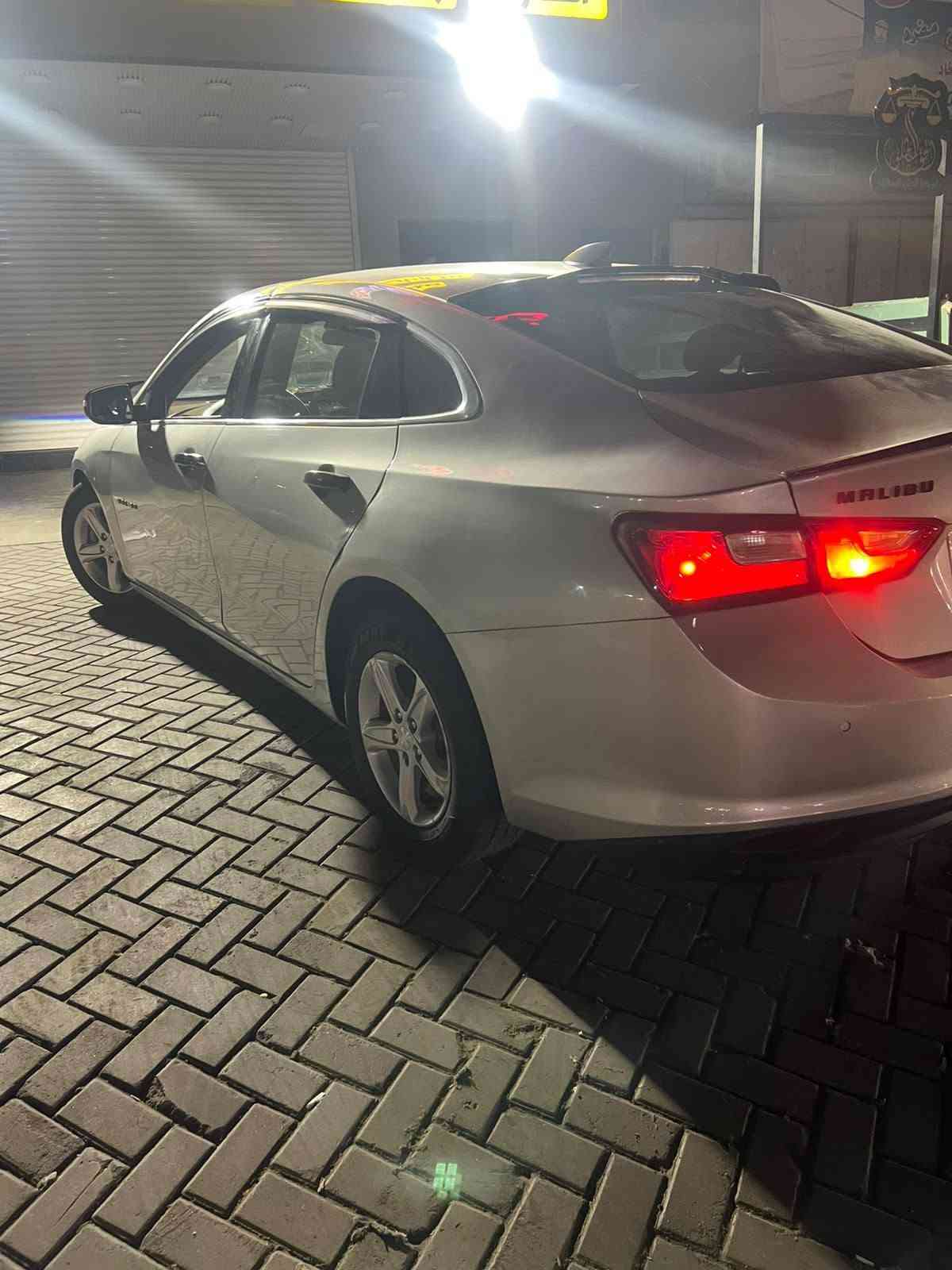 ماليبو موديل 2020 حادثها جاملغ امامي الايسر والباب مال أمريكا و بلعراق جاملغ خلفي كير محرك مكفولات صدر أمامي خلفي جديد تخم تاير السيارة مال جناي السعر 102 وبيها مجال ***********///***********
