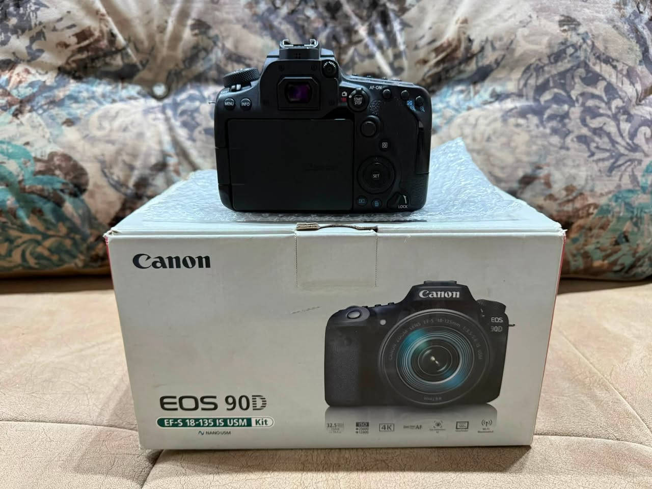 العملاقه مال الكانون 
Canon 90d 
عدسه اصدار اخير 18-135 
كارتون شاحن حزام بطاريه 
كامله للاخير 
شتر  قليل جداً 
السعر : مليون و250 الف 
للاستفسار :- 
***********
***********
العنوان : بابل - الهاشميه 
توصيل الى جميع محافظات العراق
