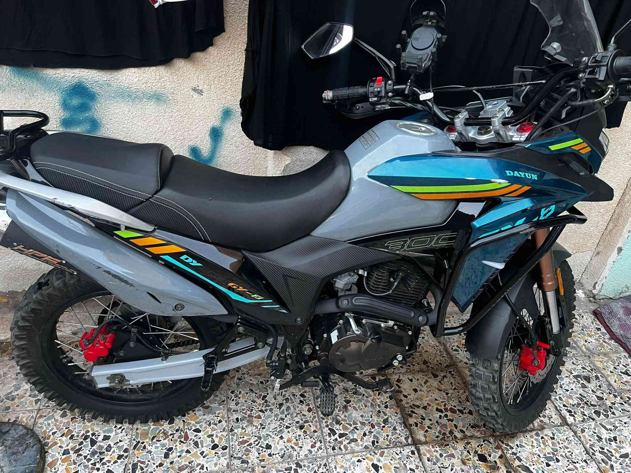 دايوان ادفنجر موديل 26 مكفولة
محرك • 300 cc
مرقم لوحات • إنكليز أربيل 

الدراجة بعدها بسم المعرض تروح انته تفتح عقد مروري ب ايدكً وتحول 

ماشيه الف و 800 

زيرو استعمال شخصي 

السعر • 3400 وبيها مجال قليل 

واقيات اليد موجود إذا تريد تبدلهن او تخليهن 

الرقم • ***********

سبب البيع . عندي عملية
