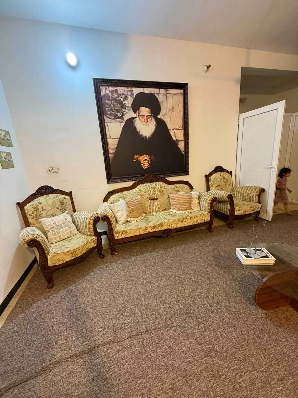 سلام عليكم
تخم ملكي  تركي زان الثقيل
نضافة90/100
متكون من4 كراسي+2ثلاثية
السعر المطلوب525 بي مجال بسيط
للتواصل ***********
