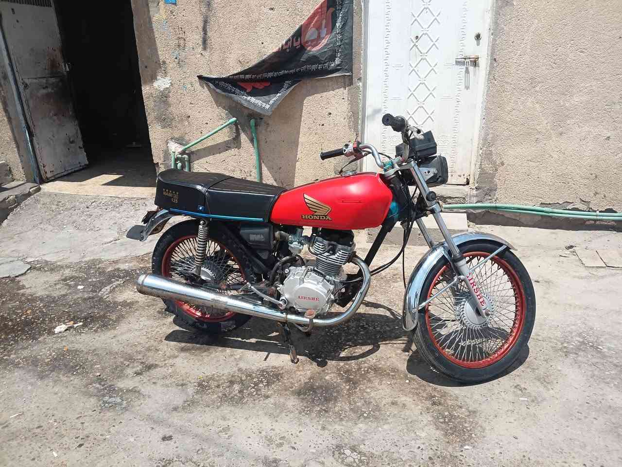 البيع.   سعر.  ٣٠٠.   ***********

