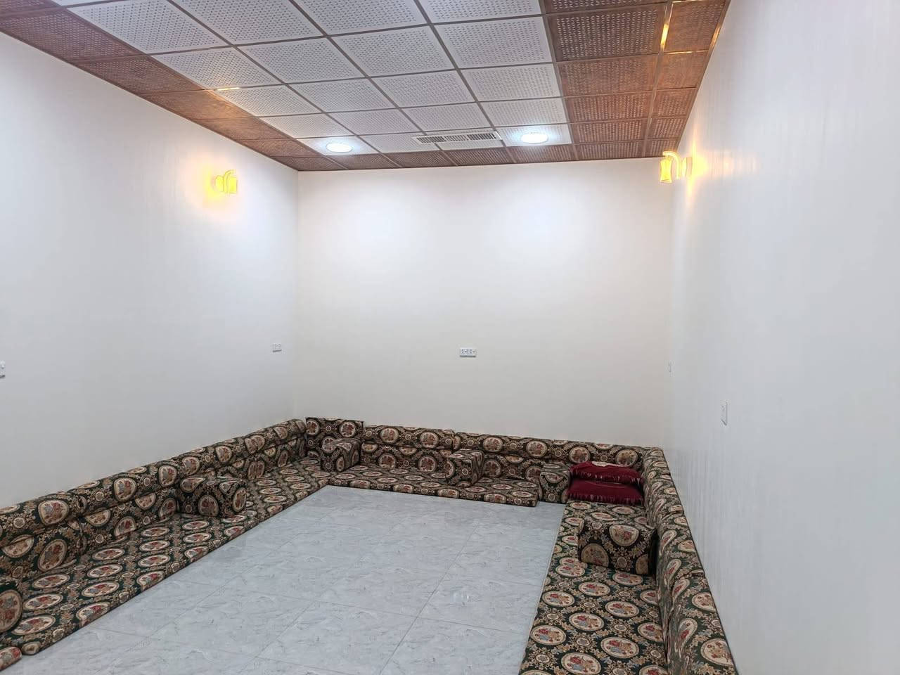 دار للبيع الديوم المخابرات قرب شارع 60 مساحه 150 متر الدار شغل جناي نضام دكتات وطاقه شمسيه تباع مع الدار بسعر مناسب 110مليون مع مجال قليل للأستفسار الاتصال ***********
