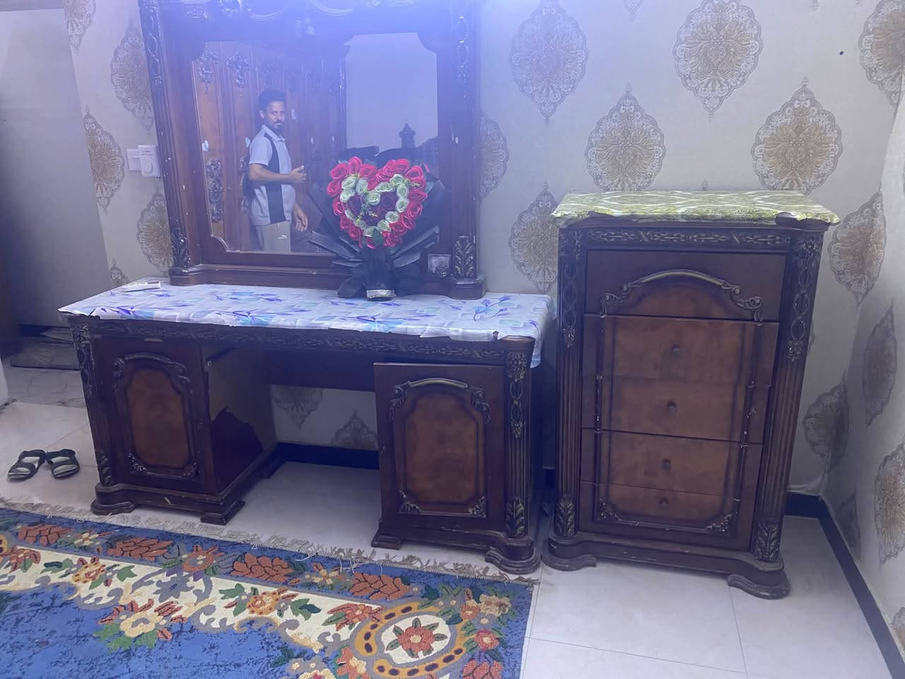 السلام عليكم غرفة نوم مصريه للبيع السعر ٢٥٠ العنوان حي الاسره ***********
