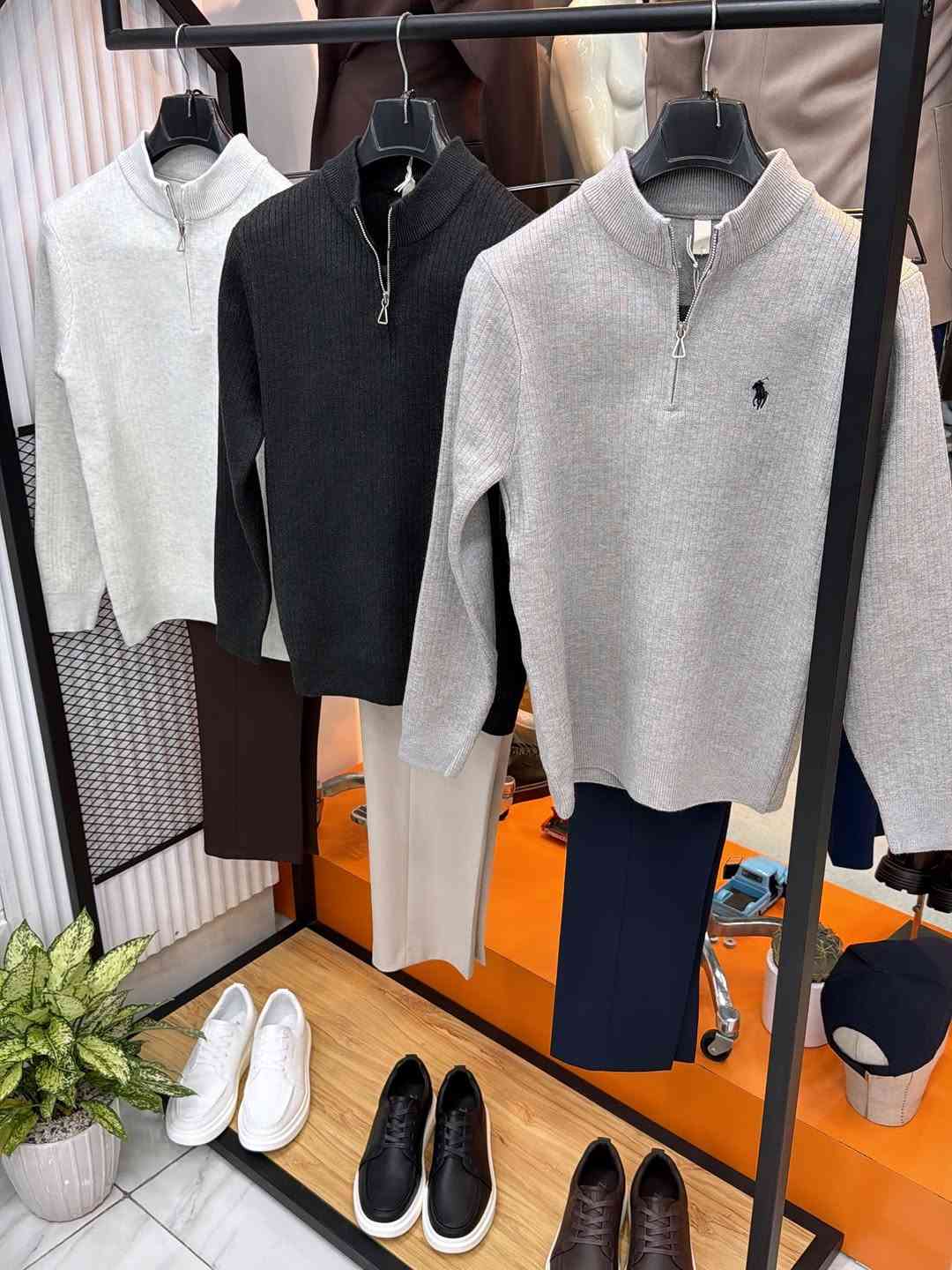 ملابس • مقاسات M-L-XL-XXL • علق تم