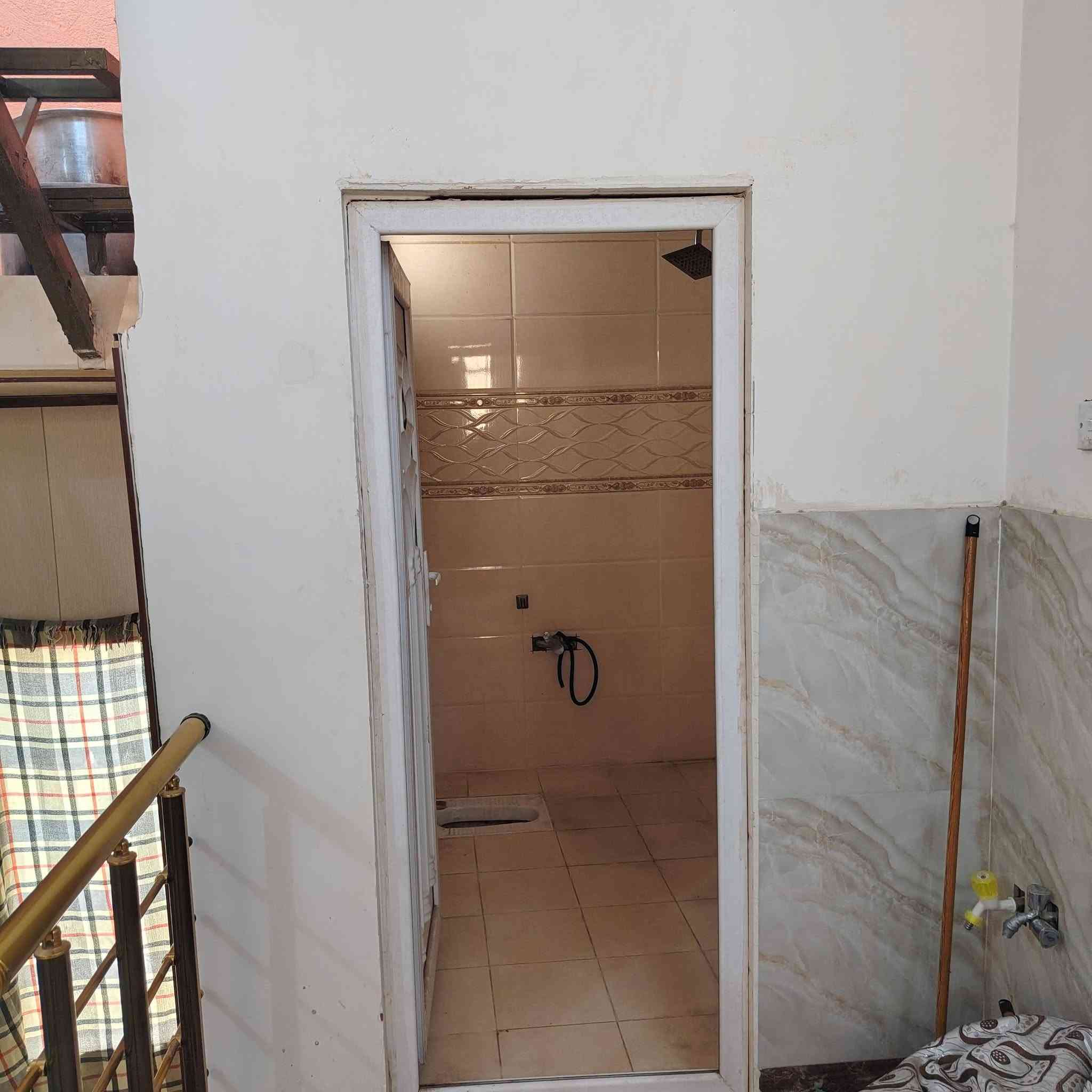 دار للبيع مساحة 100متر10x10  الطابق الارضي يتكون من استقبال 6x4  مطبخ3x4
صاله 6x4 مجمع صحيات داخلي  وحمام +تواليت خارجي

الطابق العلوي يتكون من صاله 6x4  مع حمام +تواليت مع مخزن كبير مع غرفتين غير مكتمليتين البناء 
ملاحظة..البيت الاساس كونكيت مع السقف وجدران  بورك +سيراميك والأرضية بروسلين
العنوان كوفه شارع المعمل مقابل مدرسه السفير شارع 10متر 
السعر 50مليون الاستفسار ***********
