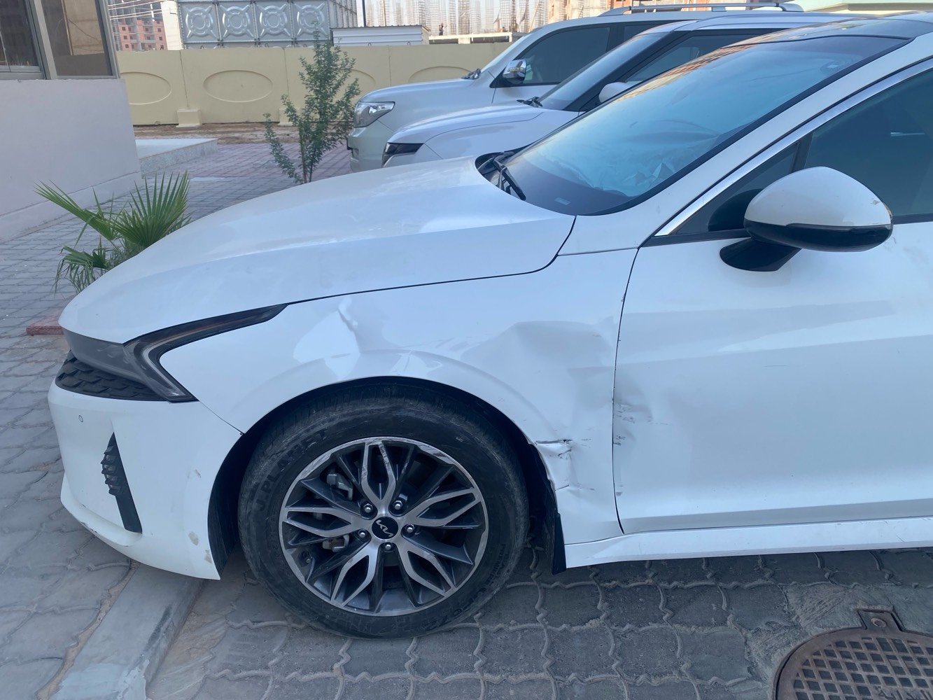k5 موديل 23 خليجي فول مواصفات
السيارة بيها بارد كد 5 اصابع بالجاملغ الايسر
وصار بيها حادث موجودة صورته كلش بسيط
بس انصبغ الجاملغ وشوي من الباب مال السايق
السعر 185
المكان / البصرة - القبلة