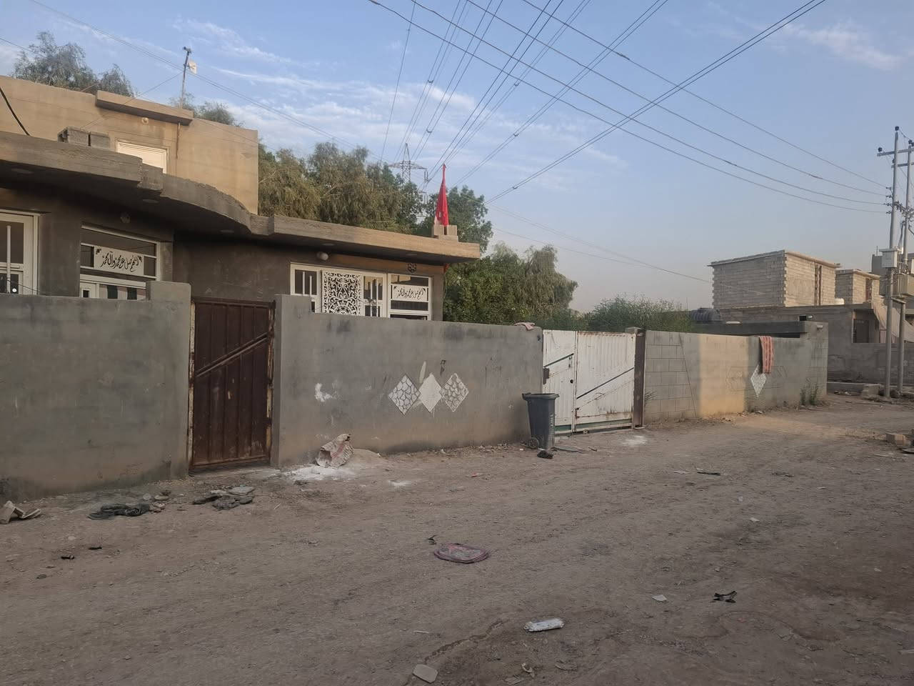 السلام عليكم بيت للبيع العنوان حواس حي ام البنين شارع الكراغول مساحت البيت ٦٠٠ البناء ٢٠٠ متر يبعد عن الشارع ٢٠٠ متر ***********
